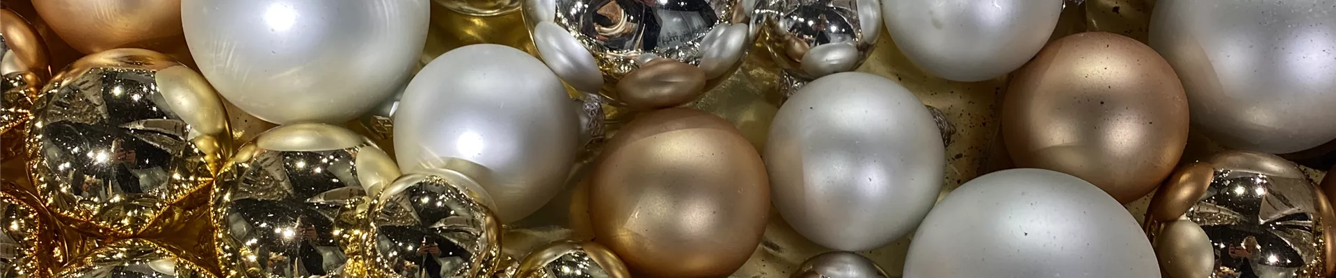 Hintergrund Weihnachtsbaumkugeln.JPG